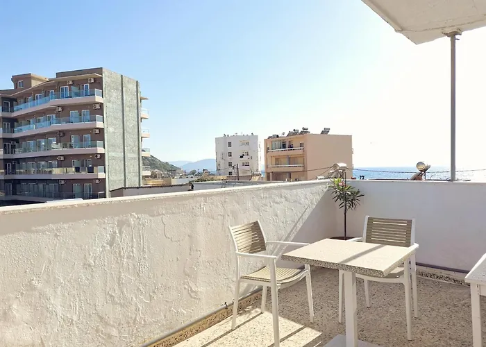 3rd Floor In Town With Sea View Apartment *