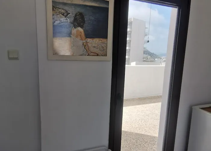 3rd Floor In Town With Sea View Apartment *